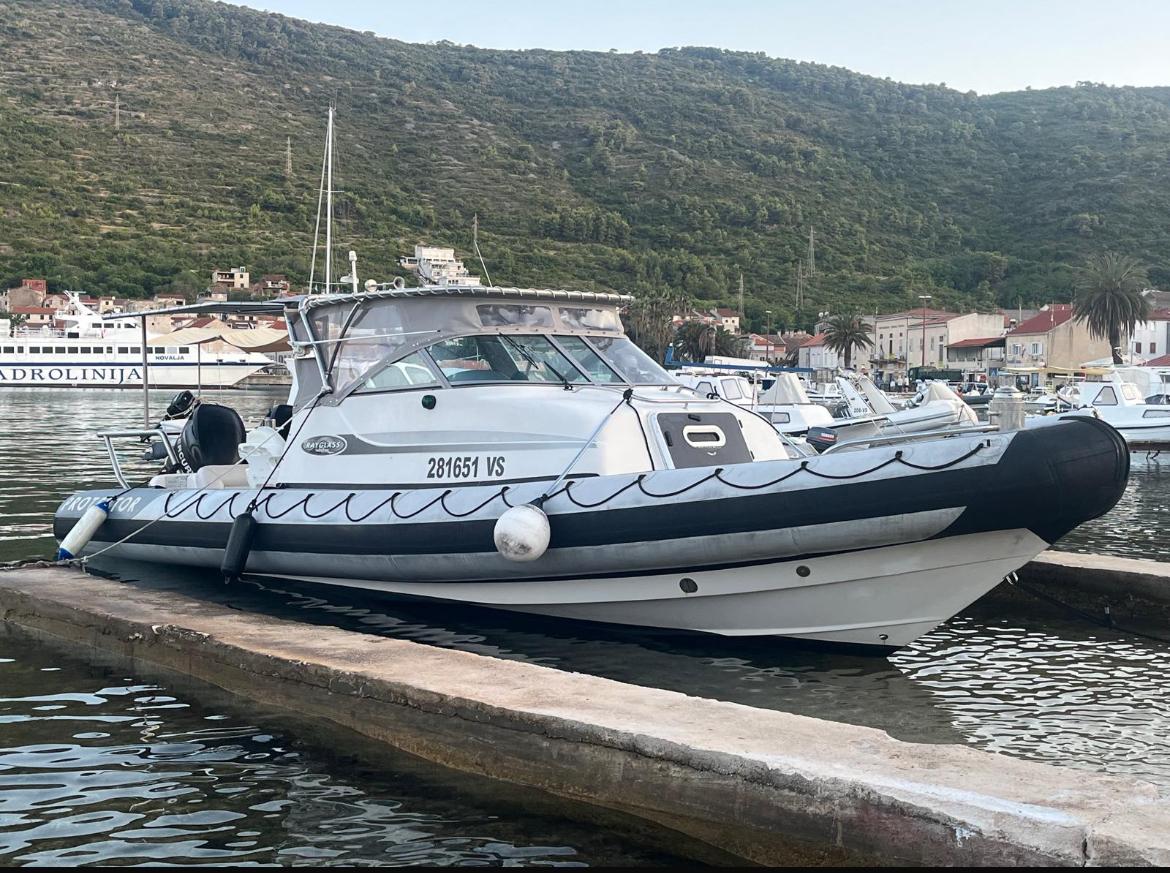 Protector 28 Targa on the water